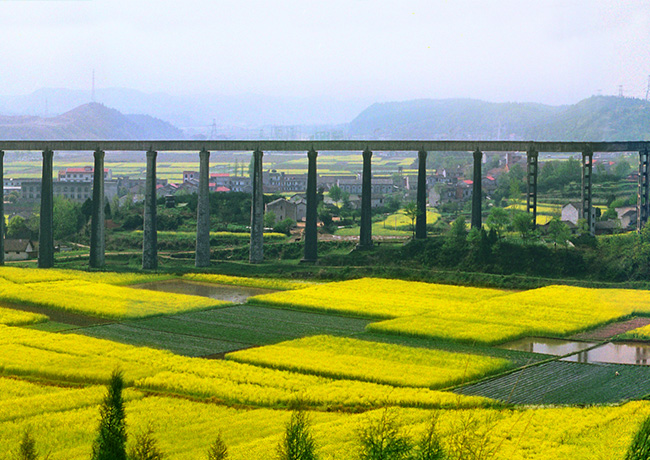 东风渠宋家嘴渡槽.jpg